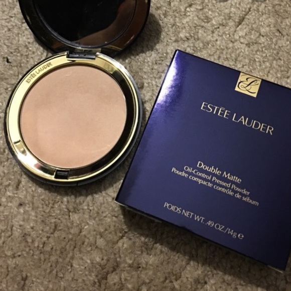 ESTÉE LAUDER oil control powder in medium/deep - Picture 2 of 2